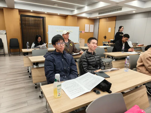 在高流动性社区中，成年人如何重新建立有意义的人际连接与自我表达？ 图像 5